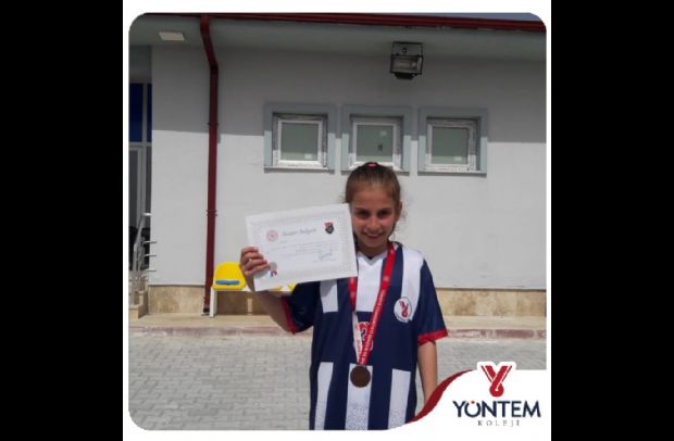Öğrencimiz Atletizm Küçük Kızlar 800 metre Yarışı'nda Konya 4.sü olmuştur.
