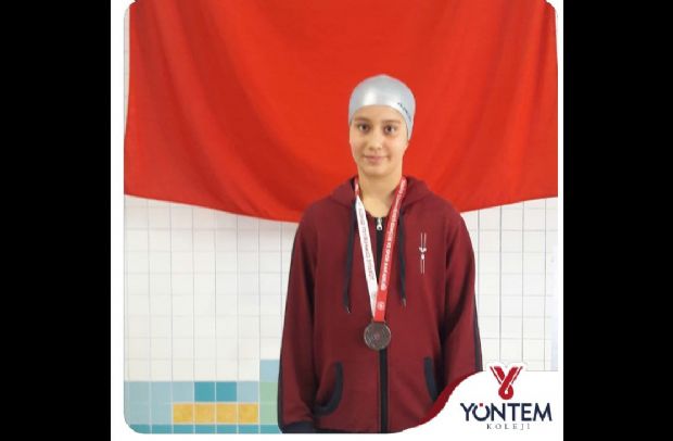 Yıldız Kızlar Yüzme Müsabakaları'nda öğrencimiz Sırtüstü Yarışı'nda Konya 3.sü olmuştur.