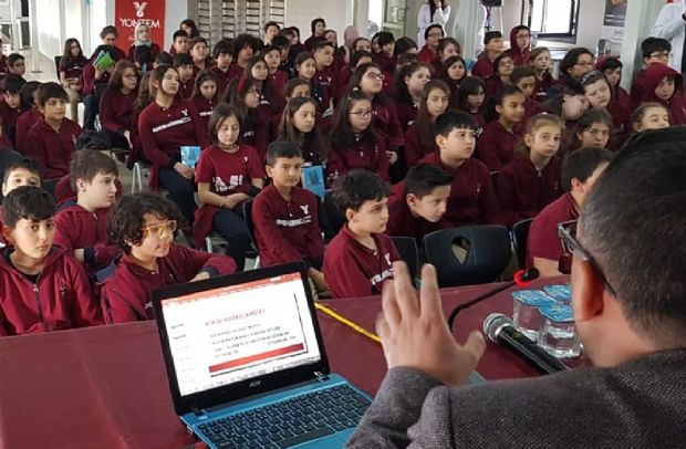 Resfebe Uzmanı Alper Türedi, Yöntem Koleji öğrencileriyle buluştu.